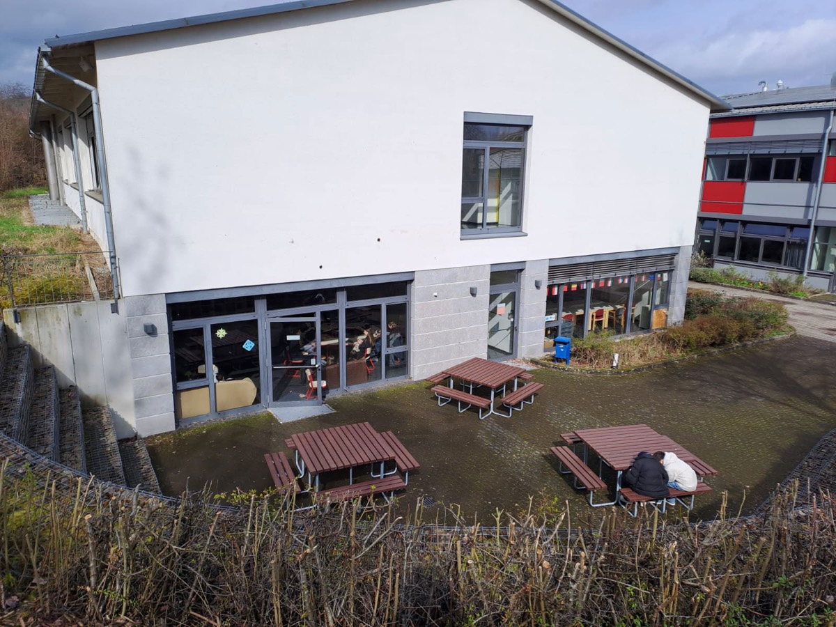 Neue Sitzgruppen im Innenhof vor dem Oberstufengebäude des Gymnasiums Eltville